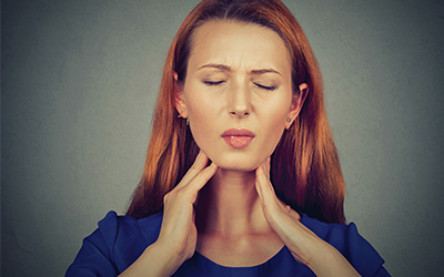 Woman with pain in mouth